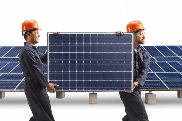Pracovníci Uniformách Nesoucí Solární Panel Fotovoltaickém Poli Izolovaném Bílém Pozadí — Stock fotografie