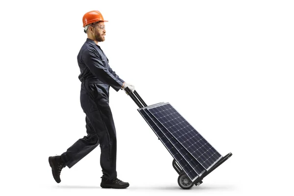 Vollständige Profilaufnahme Eines Fabrikarbeiters Der Einen Lkw Schiebt Mit Solarzellen — Stockfoto