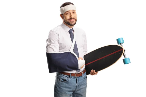 Νεαρός Άνδρας Σπασμένο Χέρι Και Επίδεσμο Στο Κεφάλι Κρατώντας Ένα — Φωτογραφία Αρχείου