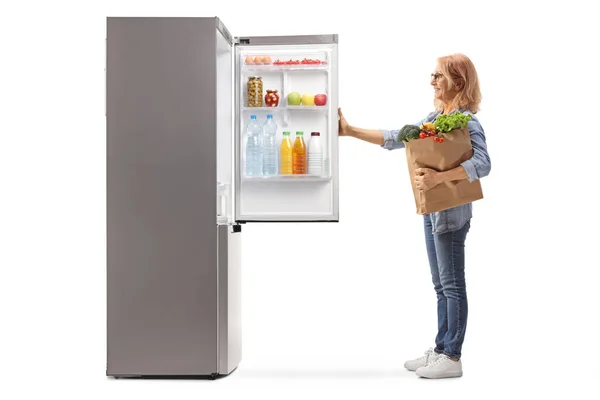 Bakkal Çantalı Bir Kadın Beyaz Arka Planda Izole Edilmiş Buzdolabını — Stok fotoğraf