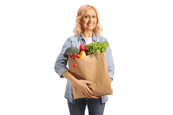 Ältere Frau Trägt Eine Papiertüte Mit Lebensmitteln Isoliert Auf Weißem — Stockfoto
