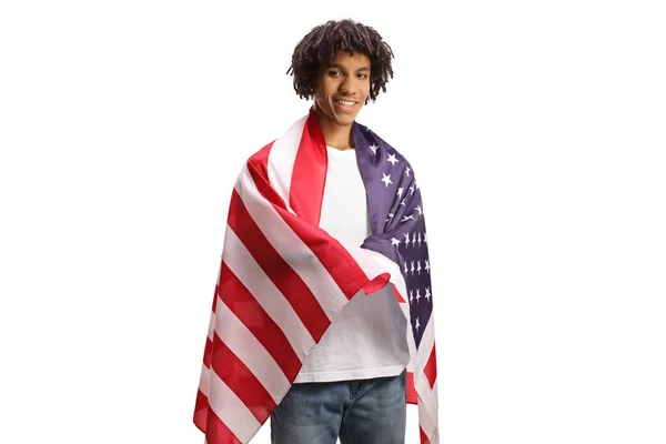 年轻的非洲裔美国人 裹着一面白色背景的美国国旗 — 图库照片