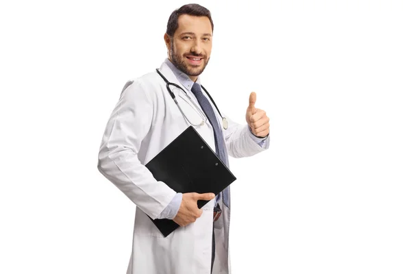 Mladý Lékař Gesrturing Palce Nahoru Drží Podložku Izolované Bílém Pozadí — Stock fotografie