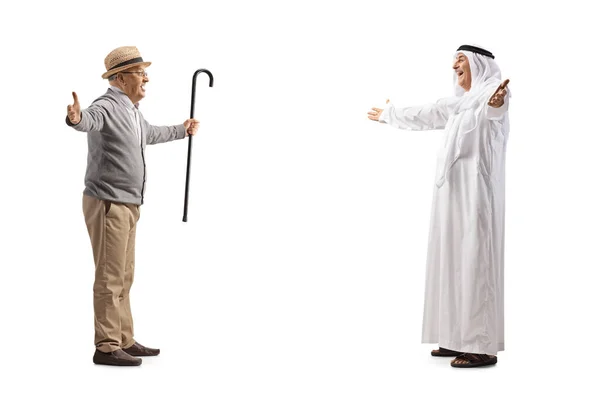Arab Tradycyjnym Muzułmańskim Ubraniu Idzie Kierunku Seniora Szeroko Otwartymi Ramionami — Zdjęcie stockowe
