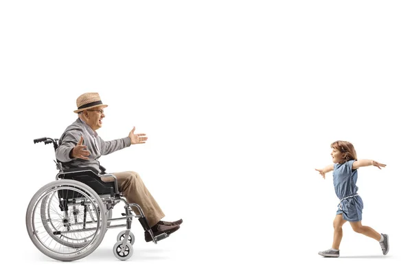 小女孩跑去抱着一个坐在轮椅上 孤零零地坐在白色背景上的老人 — 图库照片