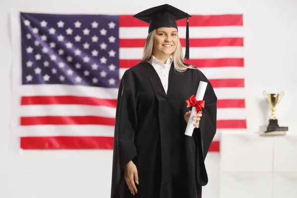 Kvinnlig Doktorand Med Kandidatexamen Framför Usa Flagga — Stockfoto