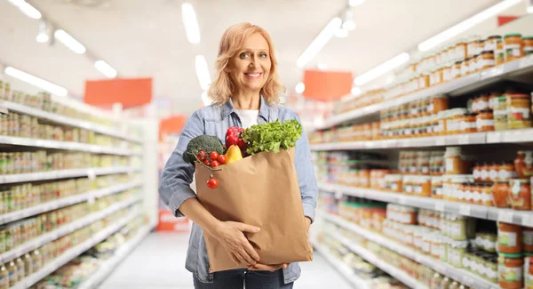 Ältere Frau Trägt Eine Papiertüte Mit Lebensmitteln Einem Supermarkt — Stockfoto