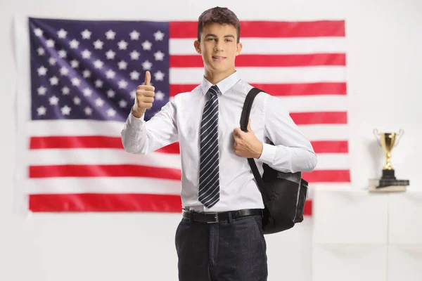 Blanke Mannelijke Student Gebaren Duimen Omhoog Voorkant Van Amerikaanse Vlag — Stockfoto