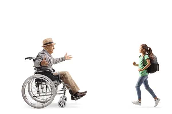 Školačka Běží Směrem Staršímu Muži Invalidním Vozíku Izolované Bílém Pozadí — Stock fotografie