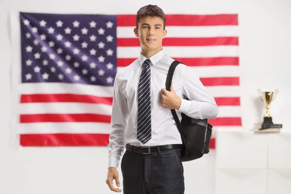 Studente Maschio Caucasico Posa Davanti Alla Bandiera Degli Stati Uniti — Foto Stock