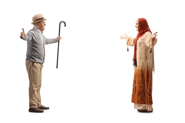 Donna Musulmana Incontro Uomo Anziano Con Braccia Spalancate Isolato Sfondo — Foto Stock