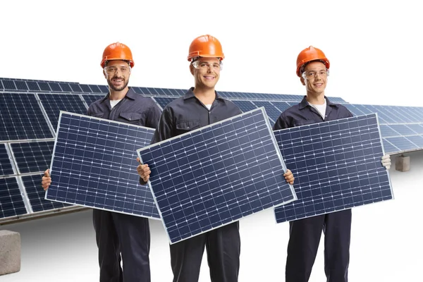 Granja Solar Trabajadores Posando Con Paneles Aislados Sobre Fondo Blanco —  Fotos de Stock