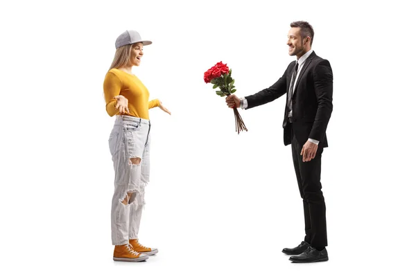 Profil Complet Homme Affaires Donnant Bouquet Roses Une Jeune Femme — Photo