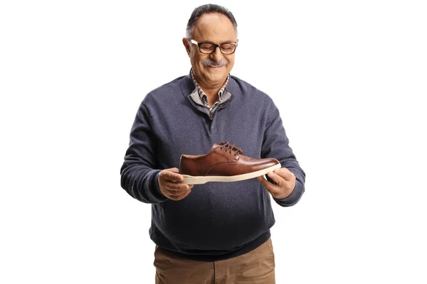 Gelukkig Volwassen Man Zoek Naar Een Nieuwe Bruin Lederen Schoen — Stockfoto