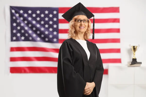 Mezuniyet Elbisesi Giyen Amerikan Bayrağı Önünde Poz Veren Bir Kadın — Stok fotoğraf