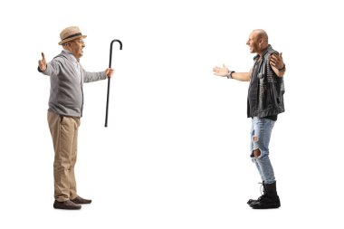 Beyaz arka planda kolları açık, kıdemli bir adamla tanışan serseri.