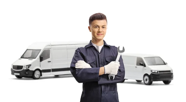 Genç Araba Tamircisi Beyaz Arka Planda Izole Edilmiş Minibüslerin Önünde — Stok fotoğraf