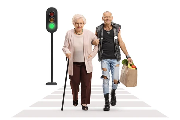 Mann Hält Seniorin Unter Arm Und Trägt Einkaufstasche Fußgängerüberweg Auf — Stockfoto