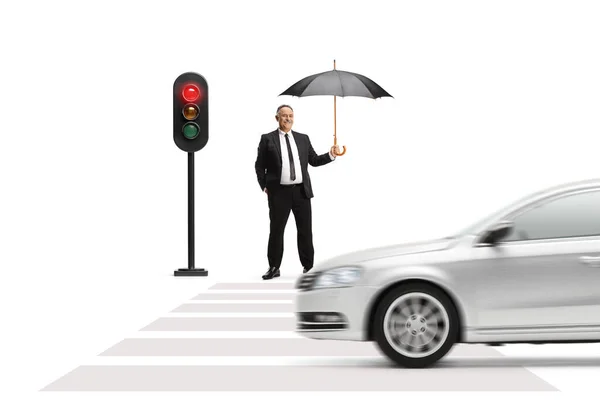 Volwassen Heer Met Een Open Paraplu Wachtend Bij Verkeerslichten Geïsoleerd — Stockfoto