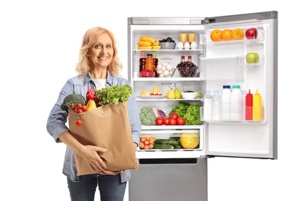 Frau Mit Einkaufstasche Posiert Vor Offenem Kühlschrank Isoliert Auf Weißem — Stockfoto