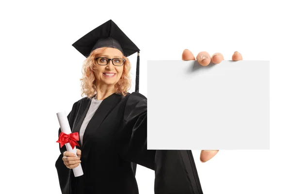 Mulher Madura Vestido Formatura Segurando Diploma Mostrando Cartão Branco Isolado — Fotografia de Stock