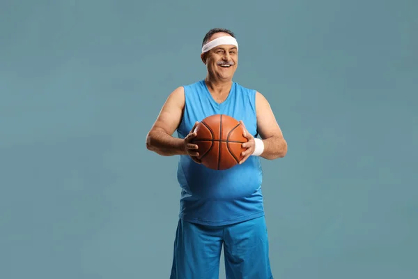 Homme Mûr Avec Bandeau Tenant Basket Isolé Sur Fond Bleu — Photo