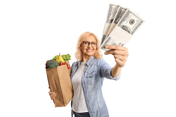 Γυναίκα Μια Τσάντα Παντοπωλείου Χαμογελά Και Δείχνει Στοίβες Των Χρημάτων — Φωτογραφία Αρχείου