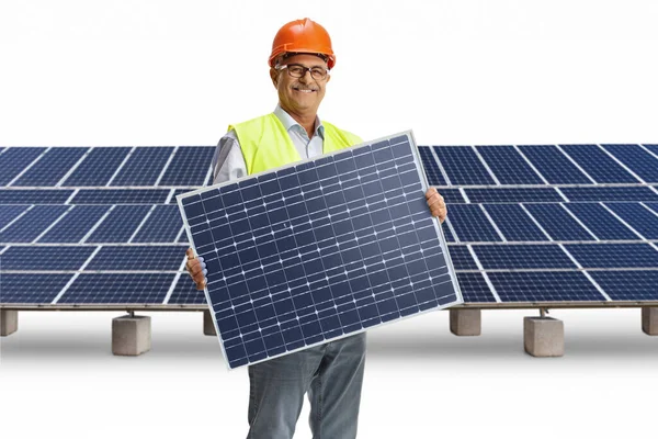 Ingeniero Macho Maduro Sosteniendo Panel Solar Una Granja Solar Aislada — Foto de Stock