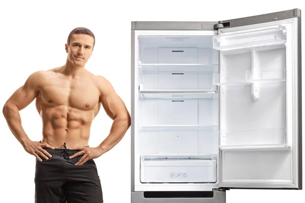 Fitness Männliches Modell Posiert Neben Einem Kühlschrank Isoliert Auf Weißem — Stockfoto