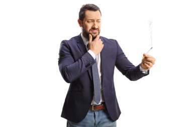 Beyaz arka planda izole edilmiş sigara tutan şüpheli bir adam.
