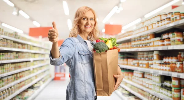 Reife Frau Mit Einkaufstasche Lächelt Und Zeigt Daumen Hoch Supermarkt — Stockfoto