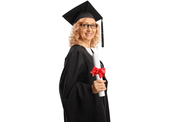 Mulher Vestido Graduação Preto Segurando Certificado Isolado Fundo Branco — Fotografia de Stock