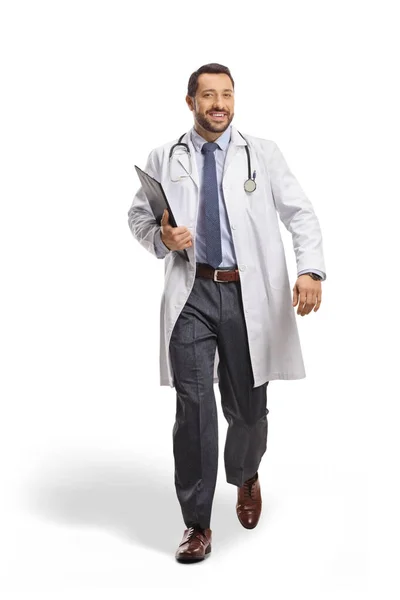 微笑的男医生拿着剪贴板 走向被白色背景隔离的相机 — 图库照片
