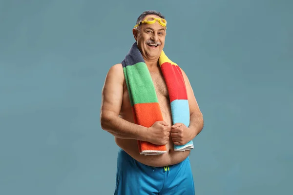 Fröhlicher Älterer Mann Badebekleidung Der Ein Handtuch Den Hals Trägt — Stockfoto