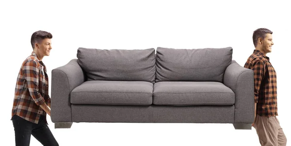 Junge Männer Tragen Ein Graues Sofa Isoliert Auf Weißem Hintergrund — Stockfoto