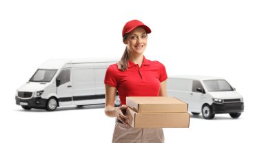 Nakliye kamyonlarının önündeki kutuları taşıyan kadın beyaz arka planda izole edilmiş.