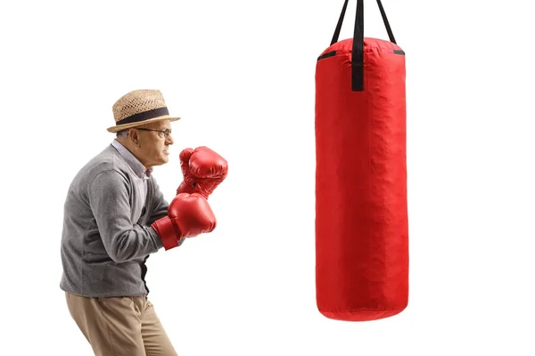 Oudere Man Oefenbox Ponsen Een Zak Geïsoleerd Witte Achtergrond — Stockfoto