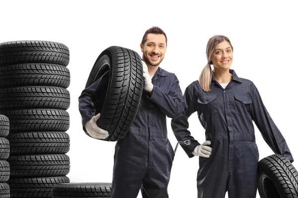 Man Vrouw Auto Monteur Werknemers Met Stapels Banden Geïsoleerd Witte — Stockfoto