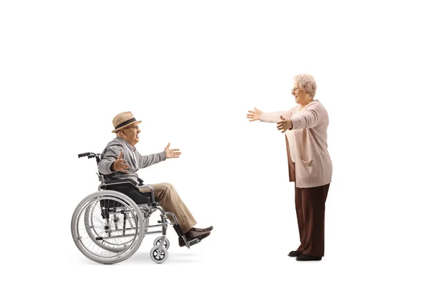 Starší Žena Setkání Starším Mužem Invalidním Vozíku Izolované Bílém Pozadí — Stock fotografie