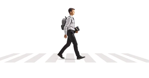 男性学生でバックパック付きシャツとネクタイ保持本と歩行者ゼブラ交差点で白い背景に孤立 — ストック写真