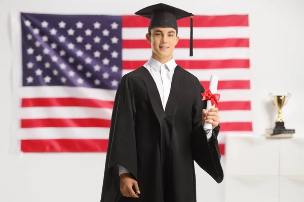 Varón Estudiante Adolescente Vestido Graduación Con Diploma Delante Bandera —  Fotos de Stock