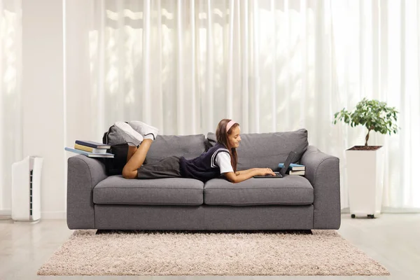 Kind Liegt Auf Sofa Und Benutzt Laptop Hause Wohnzimmer — Stockfoto