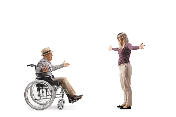 Молодая Женщина Встречает Пожилого Мужчину Инвалидном Кресле Изолированном Белой Спине — стоковое фото