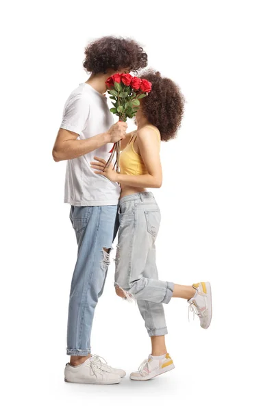 Tiro Comprimento Total Jovem Casal Beijando Escondendo Behinf Monte Rosas — Fotografia de Stock