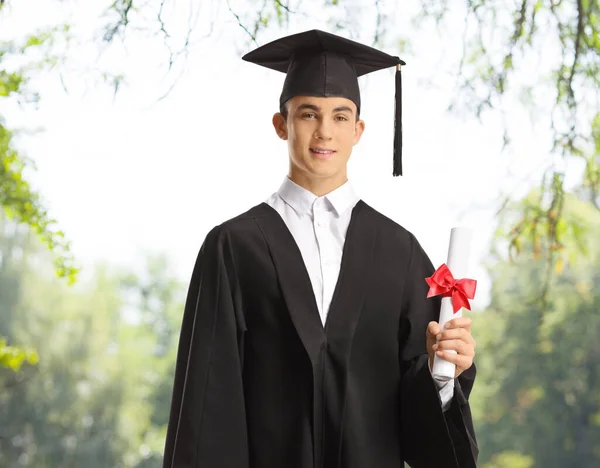 Mosolygó Férfi Diplomás Diák Egy Parkban Birtokában Diploma — Stock Fotó
