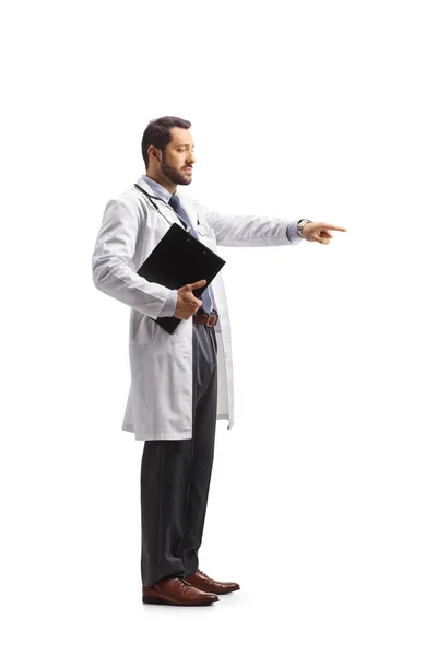 年轻的男医生站在那里指指点点 手指被白色背景隔开 — 图库照片