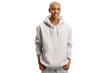 Beyaz arka planda beyaz saçlı Afro-Amerikan erkek.