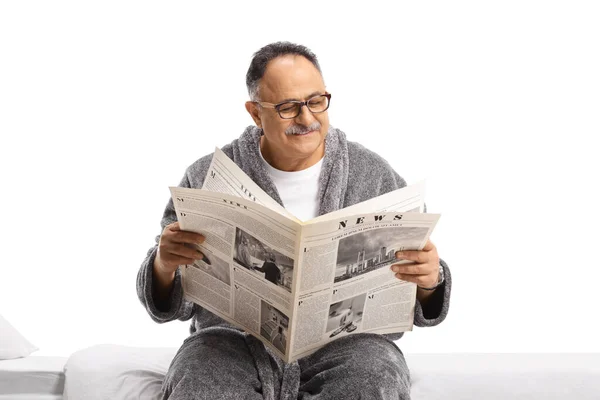 Зрелый Мужчина Халате Расслабляется Газетой Белом Фоне — стоковое фото