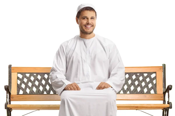 Młody Muzułmanin Etnicznych Ubraniach Siedzi Ławce Odizolowany Białym Tle — Zdjęcie stockowe