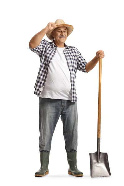 一个快乐而成熟的农民的全长画像 他拿着铲子问候语 头戴一顶白色背景的帽子 — 图库照片